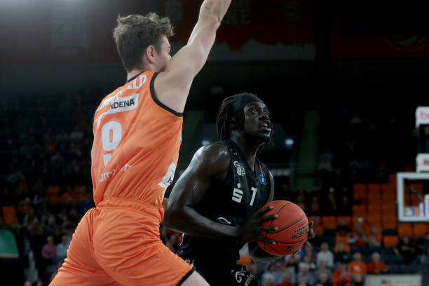 他在后场面 他在后场面