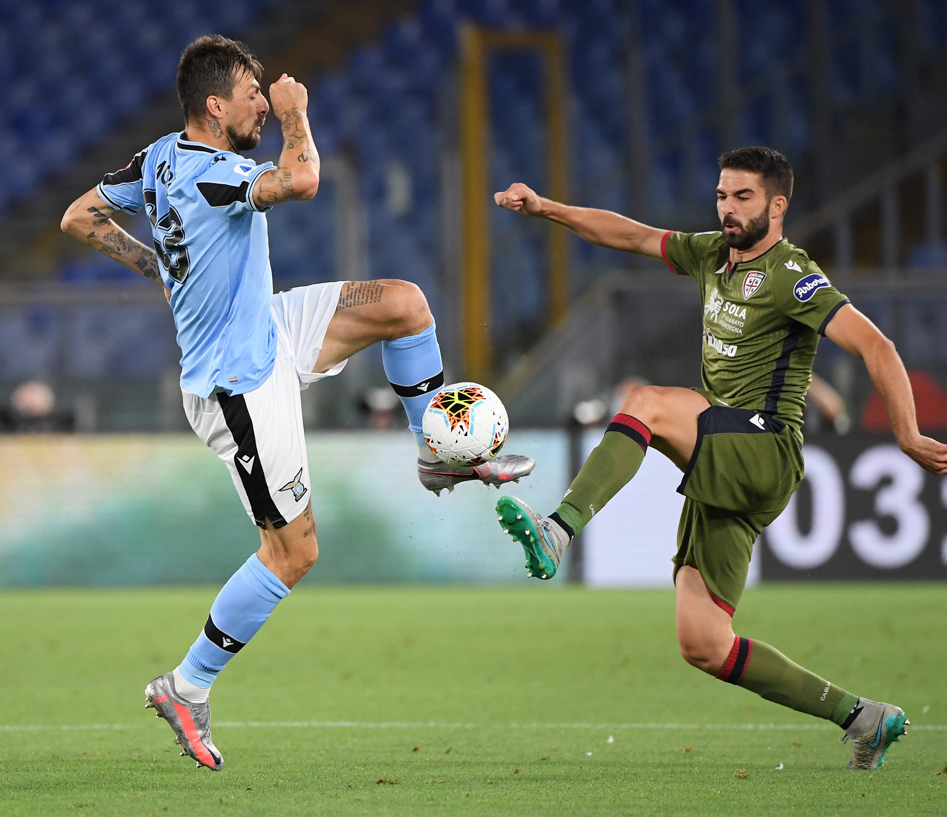 赛车底部的 赛车底部的